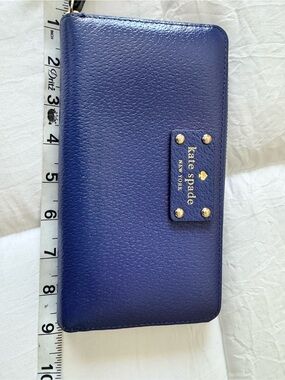 kate spade navy and beige leather zip wallet interior